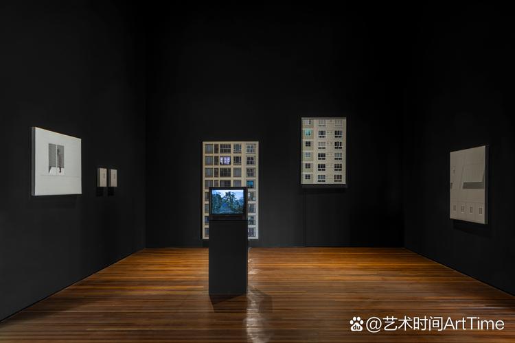 1 展览由策展人崔灿灿担纲策划,展出了包含绘画,手稿,纪录片等多种